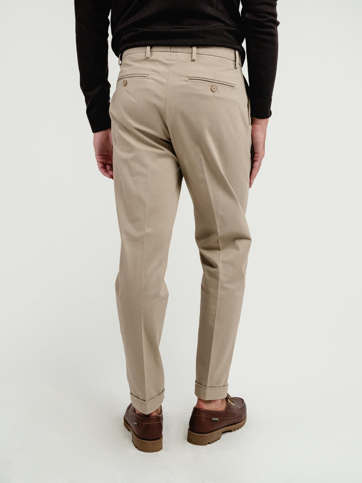 PANTALONE CON PENCES IN COTONE SABBIA