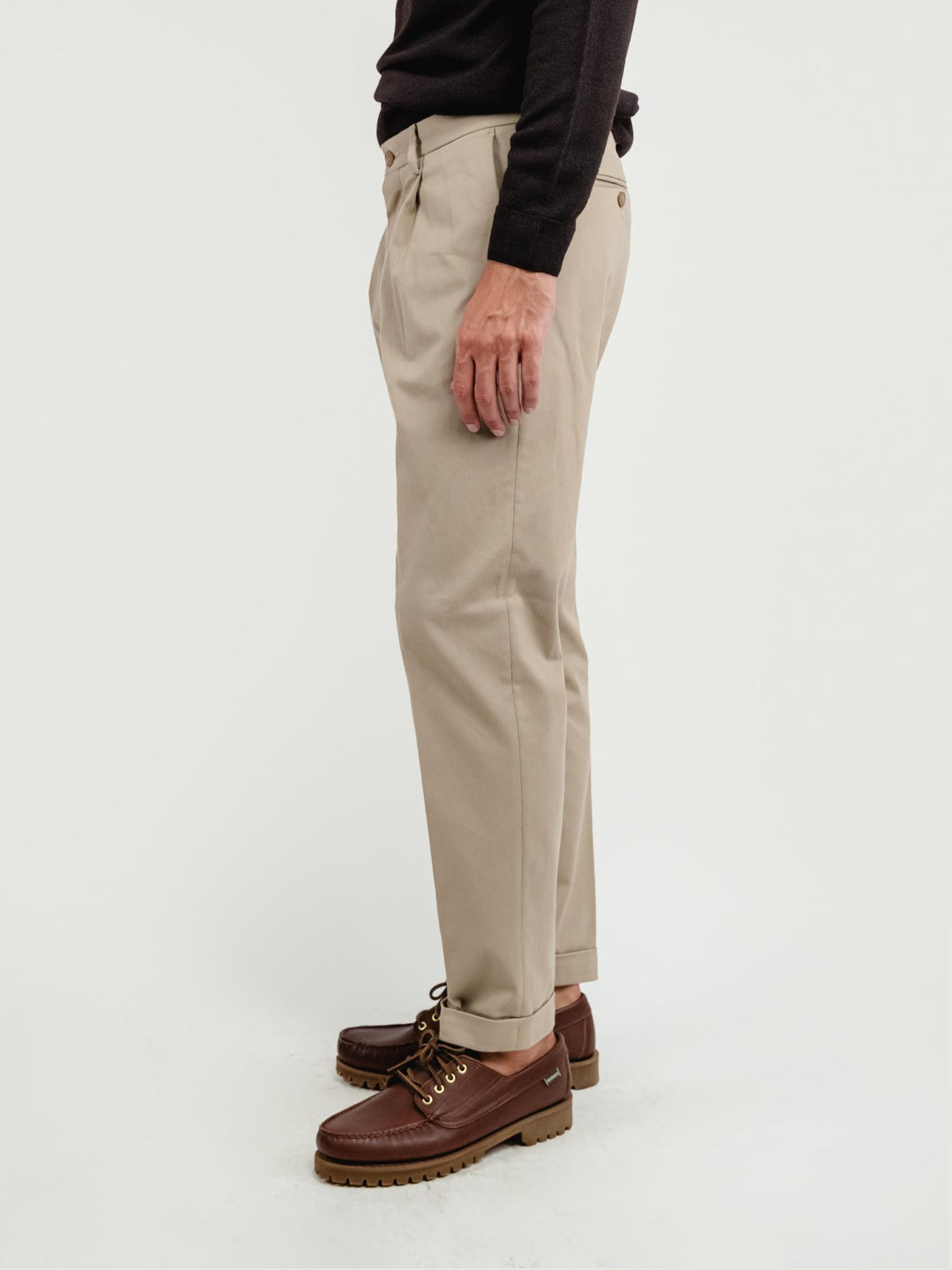 PANTALONE CON PENCES IN COTONE SABBIA