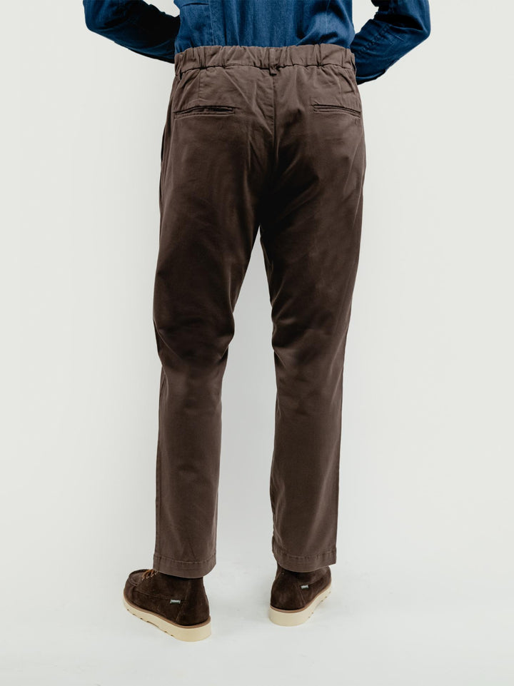 PANTALONE CON PENCES IN COTONE TESTA MORO