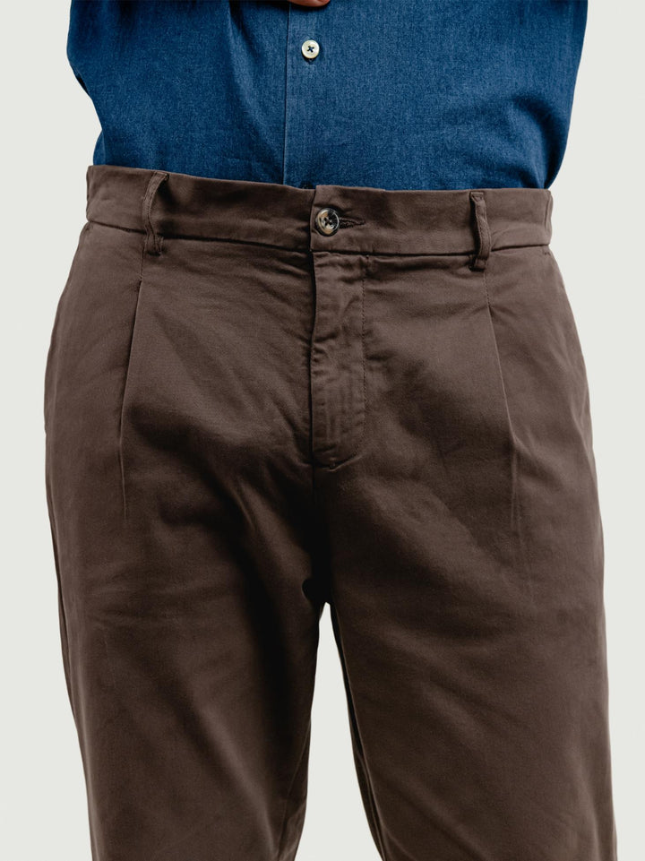 PANTALONE CON PENCES IN COTONE TESTA MORO