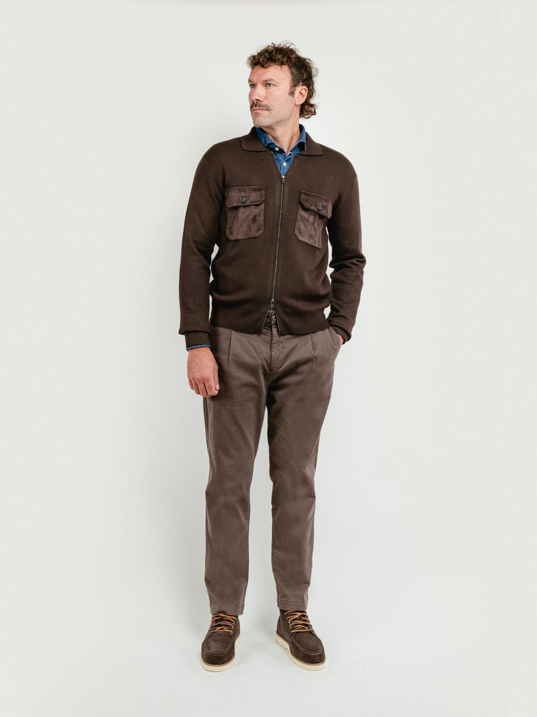 PANTALONE CON PENCES IN COTONE TESTA MORO