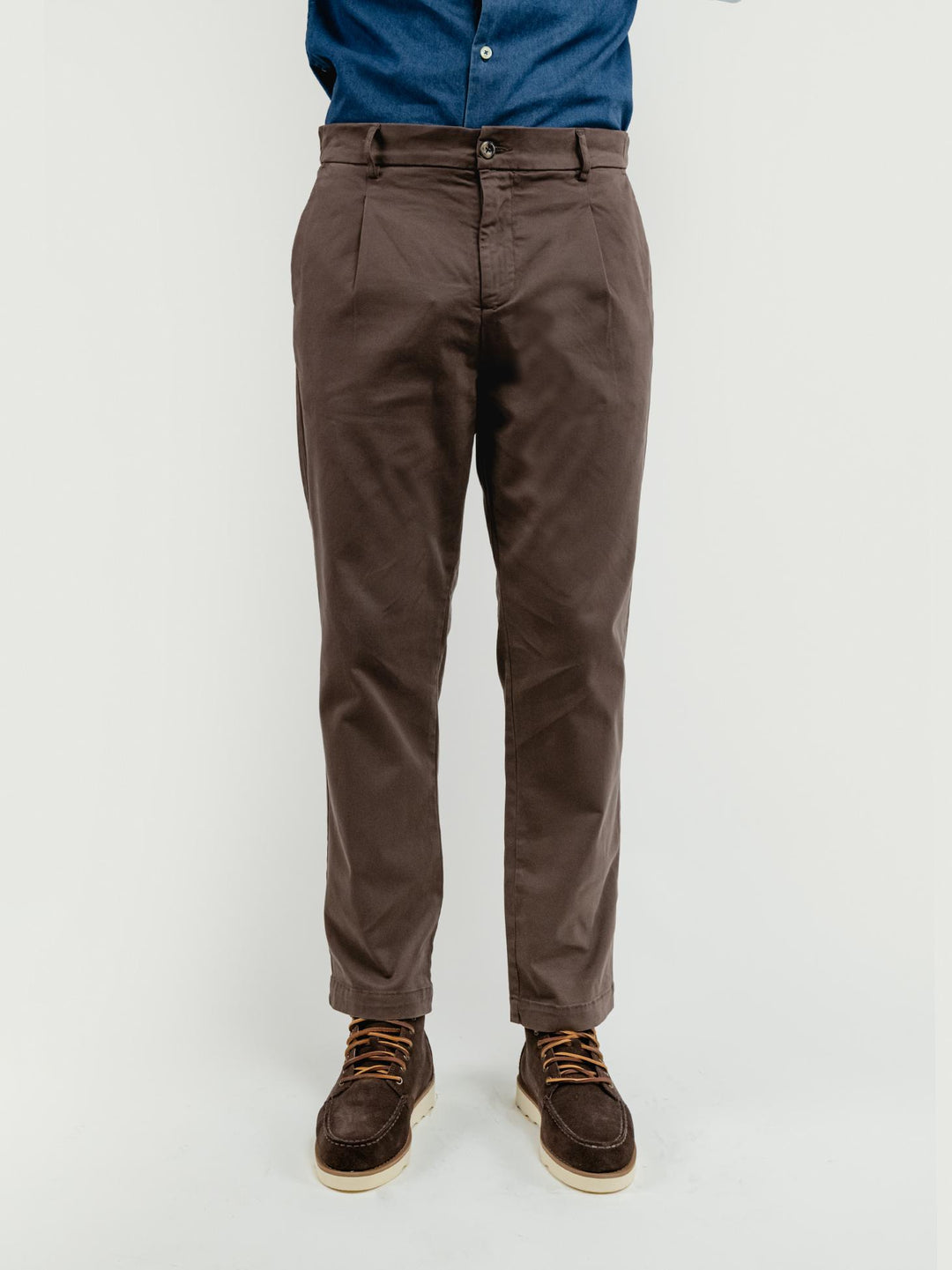 PANTALONE CON PENCES IN COTONE TESTA MORO