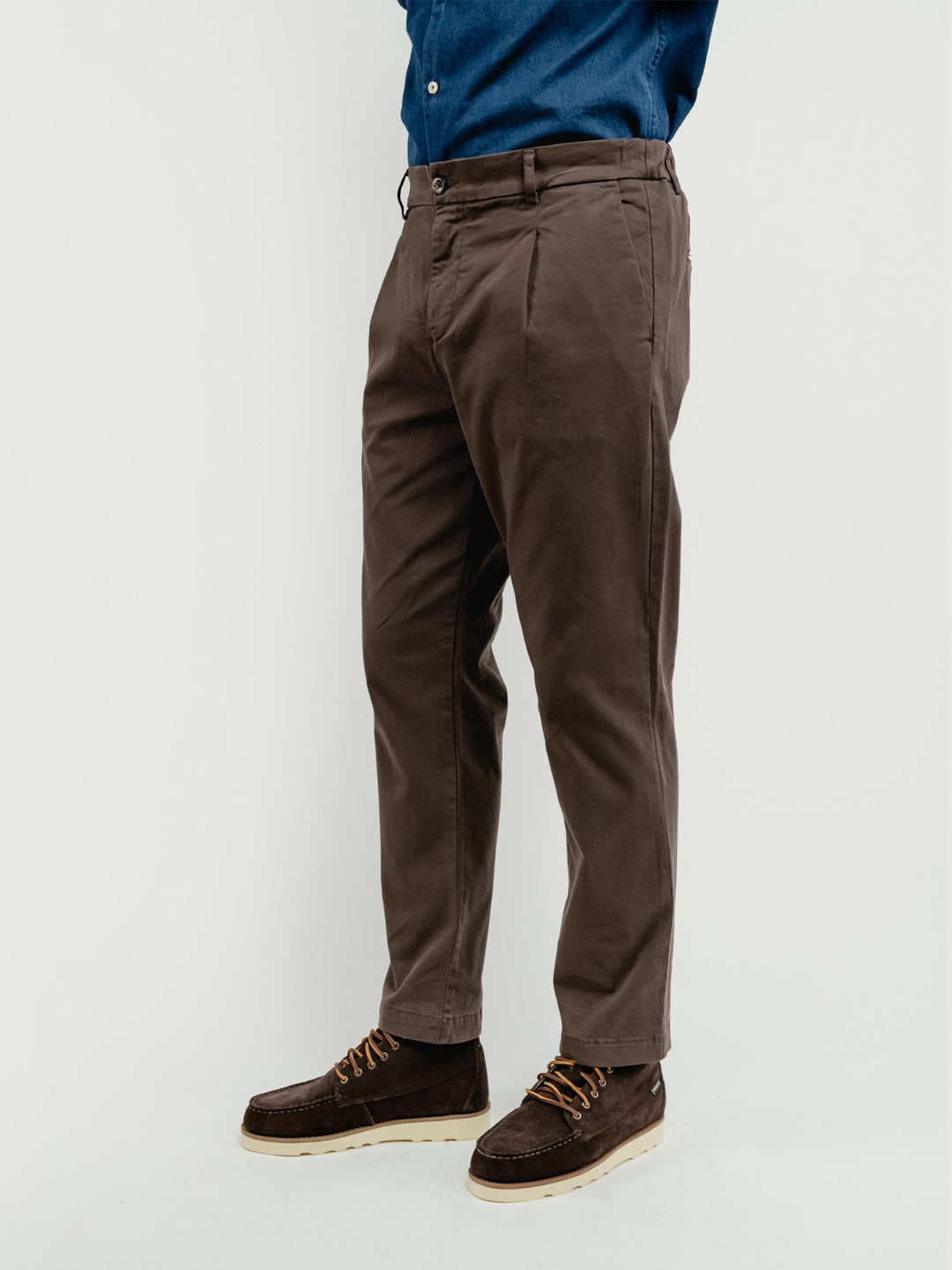 PANTALONE CON PENCES IN COTONE TESTA MORO