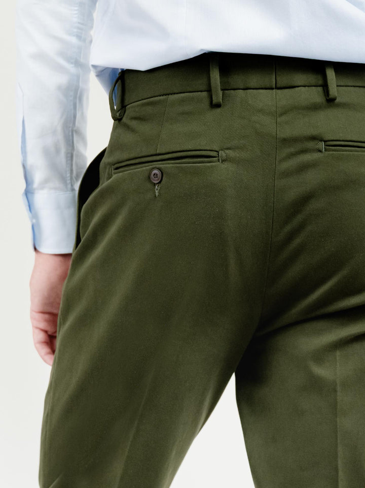 PANTALONE CON PENCES IN COTONE VERDE