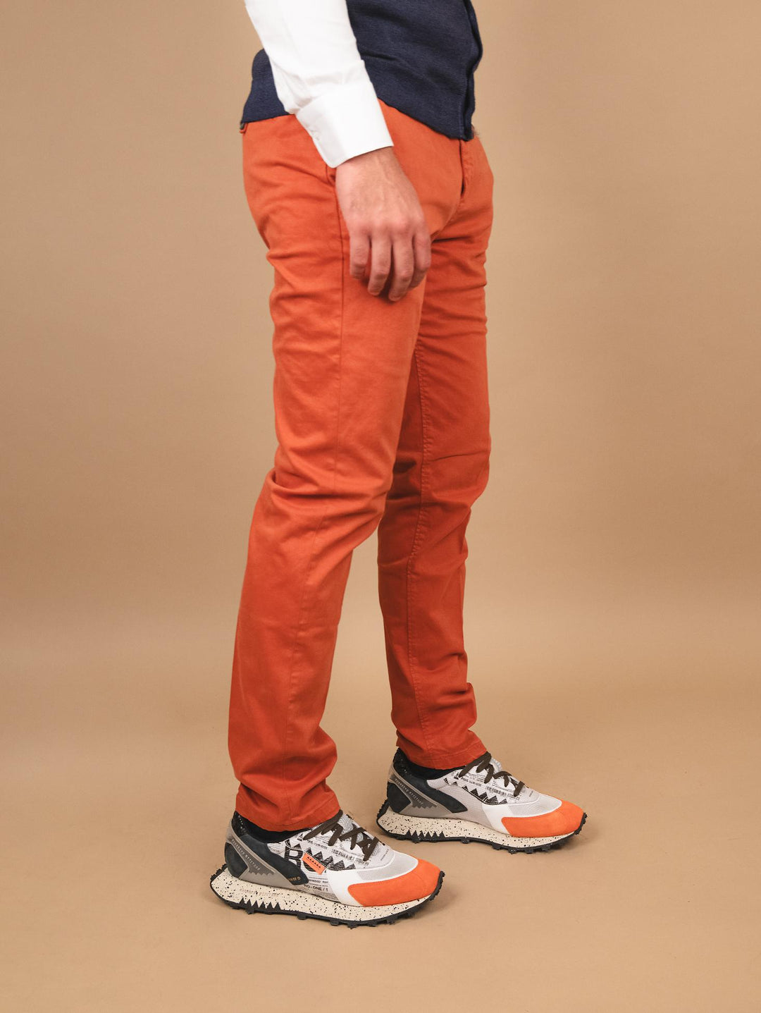 PANTALONE IN COTONE LISCIO MATTONE CON TASCA A FILO