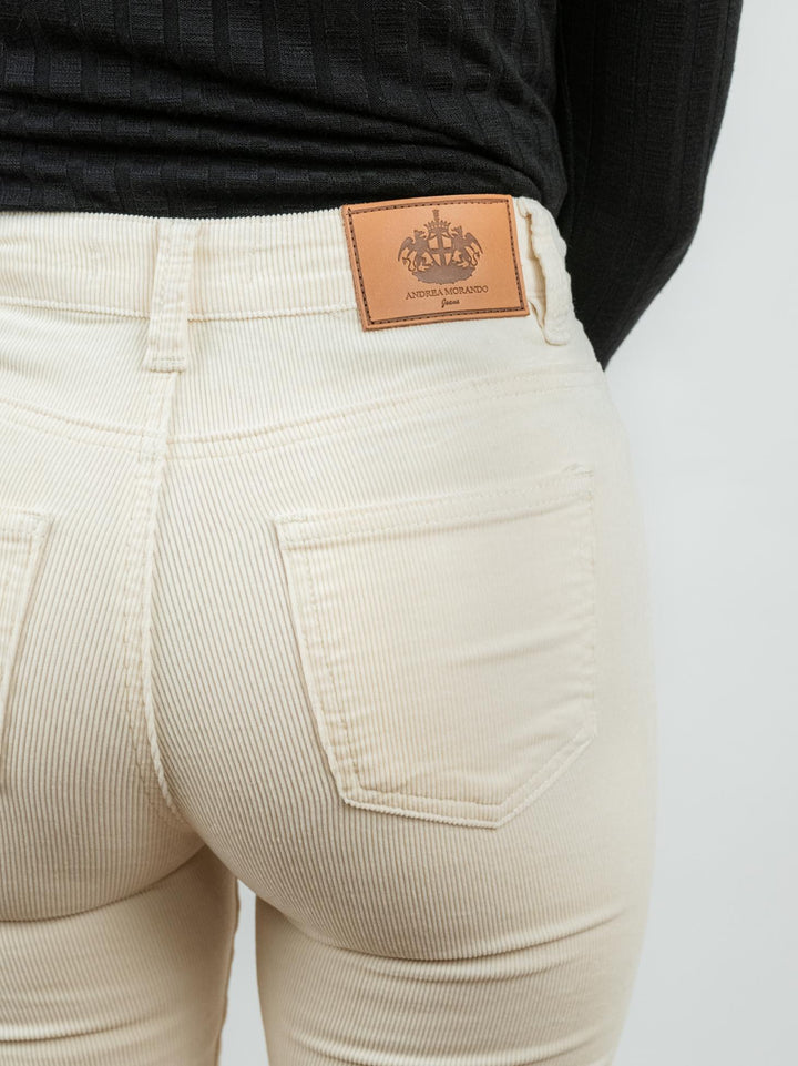 Pantalone a trombetta in velluto a costine burro