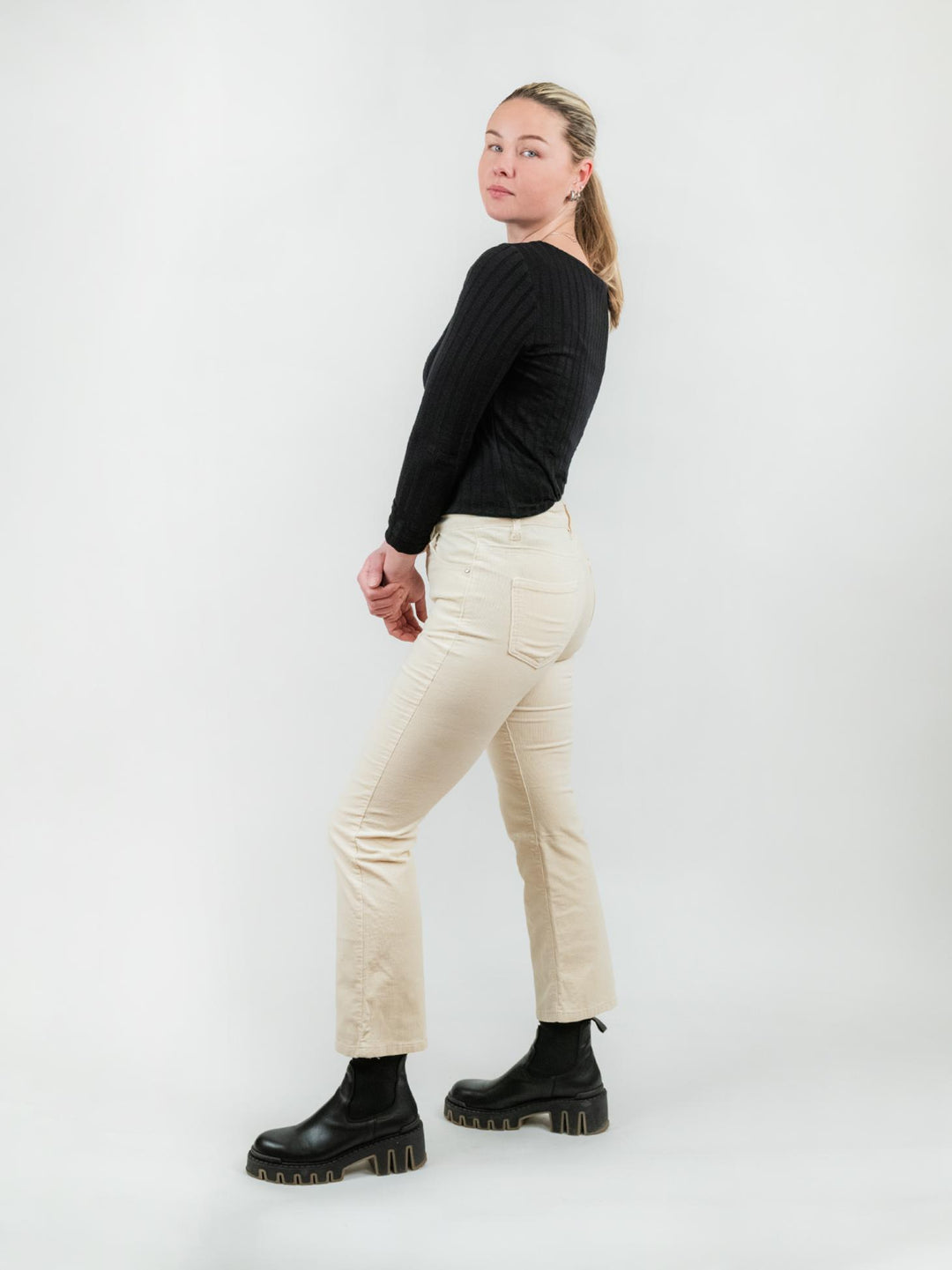 Pantalone a trombetta in velluto a costine burro