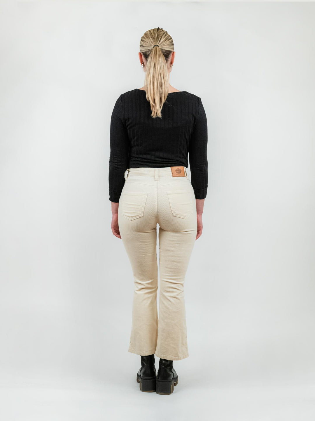 Pantalone a trombetta in velluto a costine burro