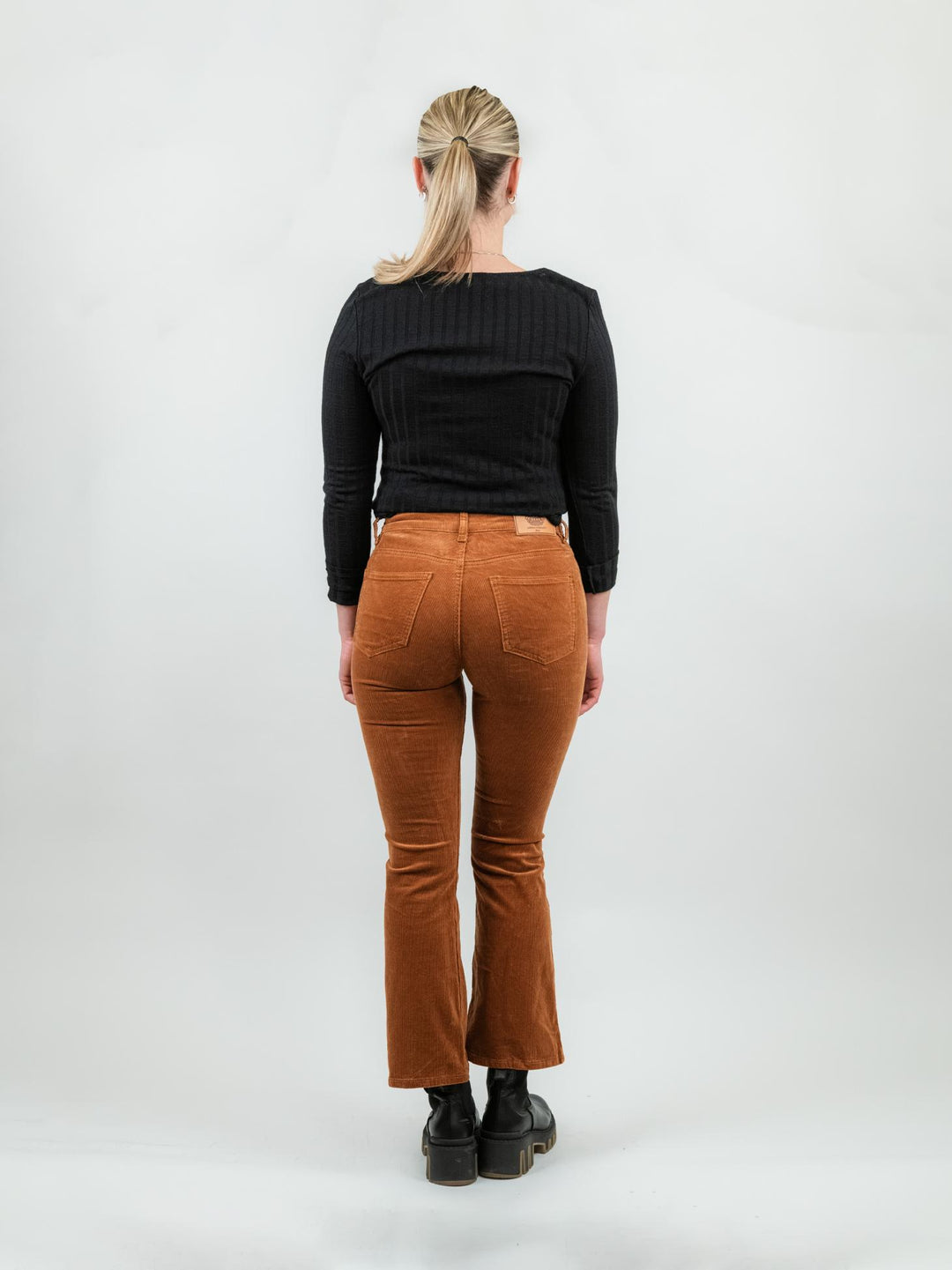 Pantalone cinque tasche a trombetta in velluto mattone