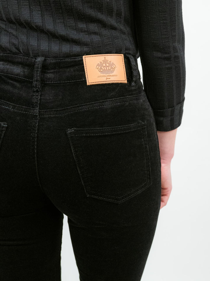 Pantalone cinque tasche a trombetta in velluto nero