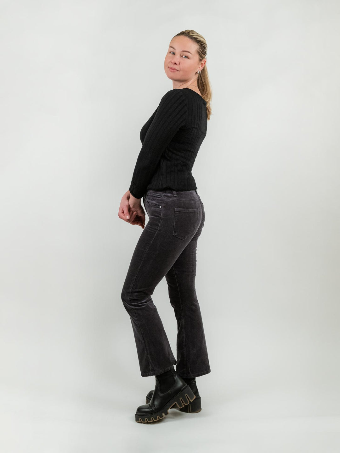Pantalone cinque tasche a trombetta in velluto piombo