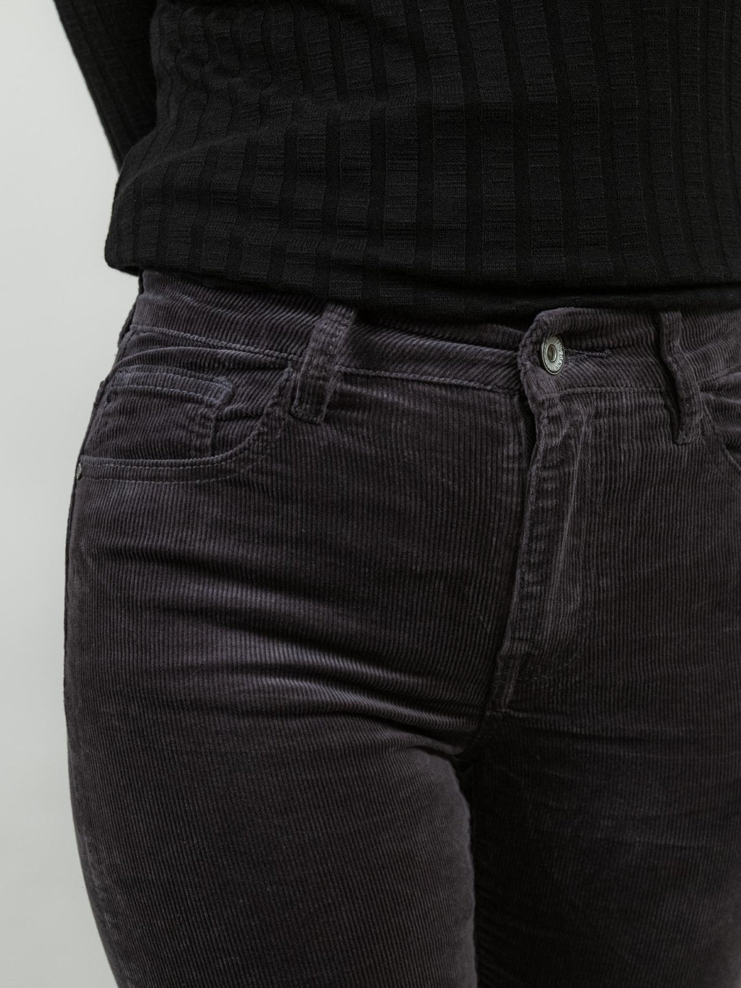Pantalone cinque tasche a trombetta in velluto piombo