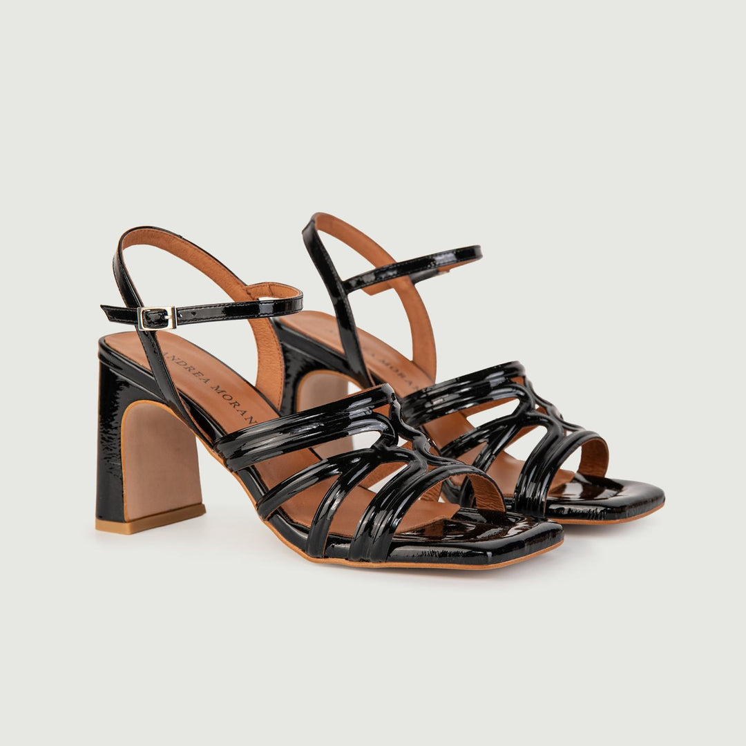 SANDALI CON TACCO IN VERNICE NERA