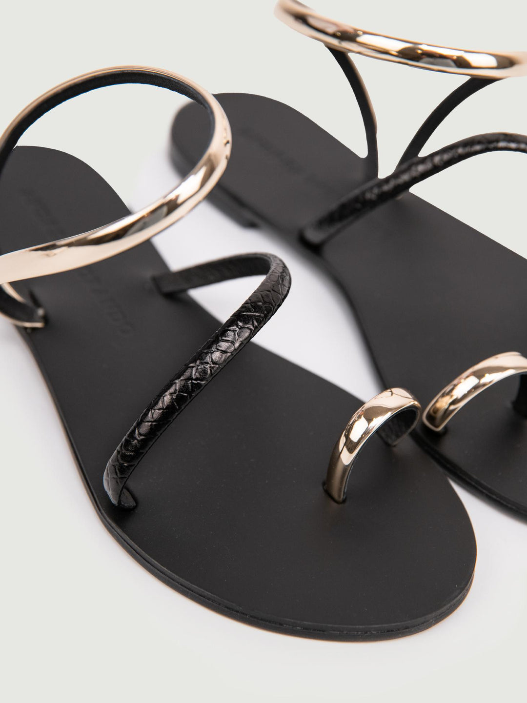 SANDALO BASSO INFRADITO NERO E ORO