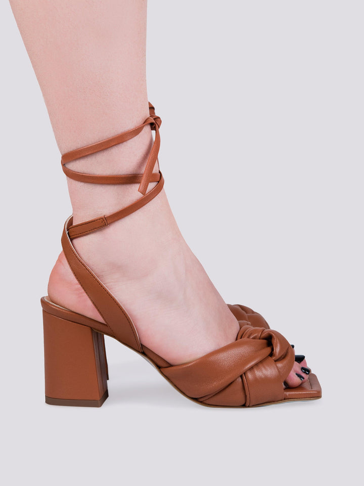 SANDALO CON TACCO MODELLO SCHIAVA