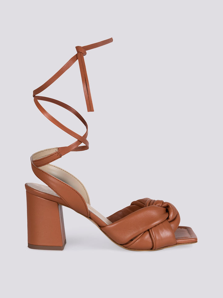 SANDALO CON TACCO MODELLO SCHIAVA