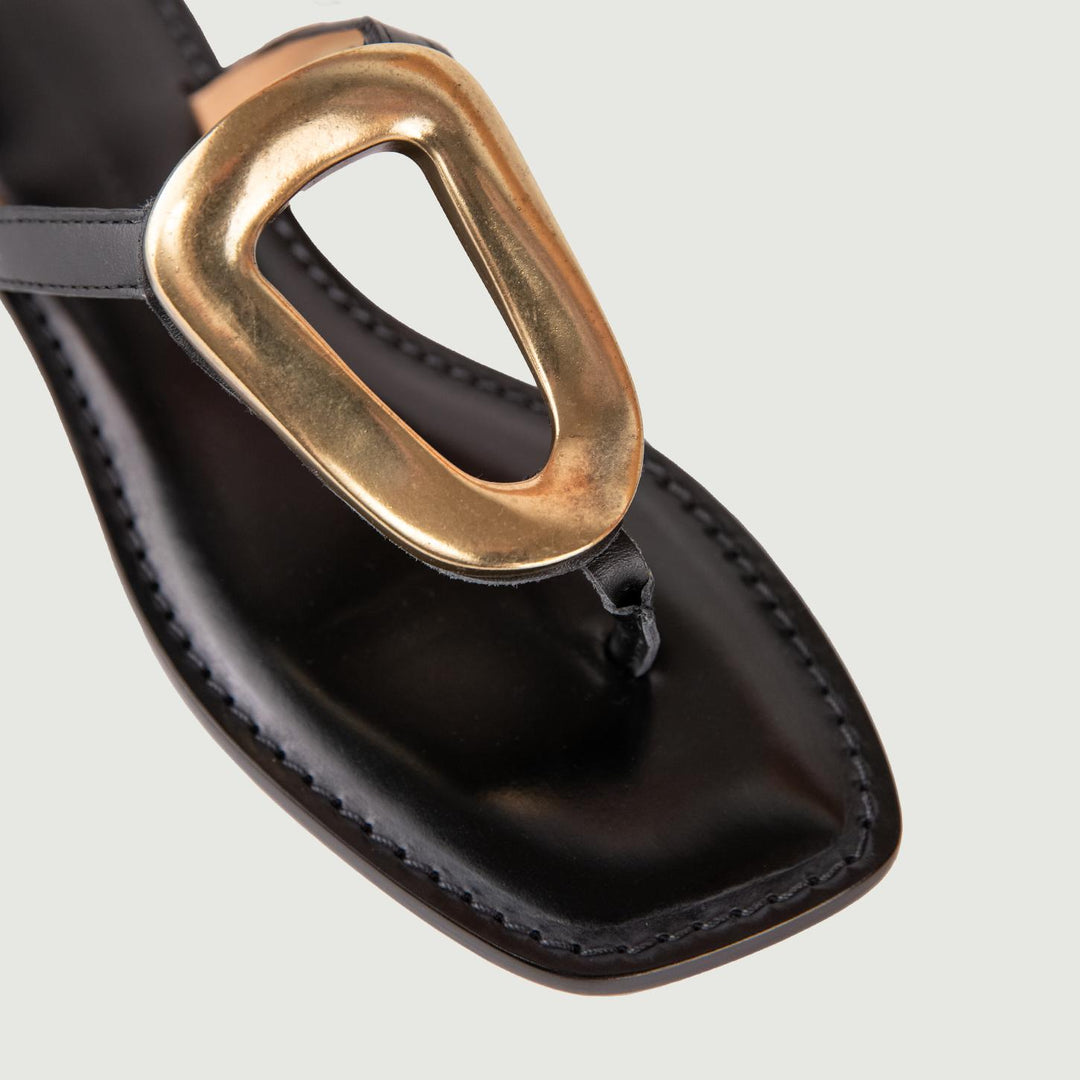 SANDALO INFRADITO IN PELLE NERO CON DETTAGLIO ORO