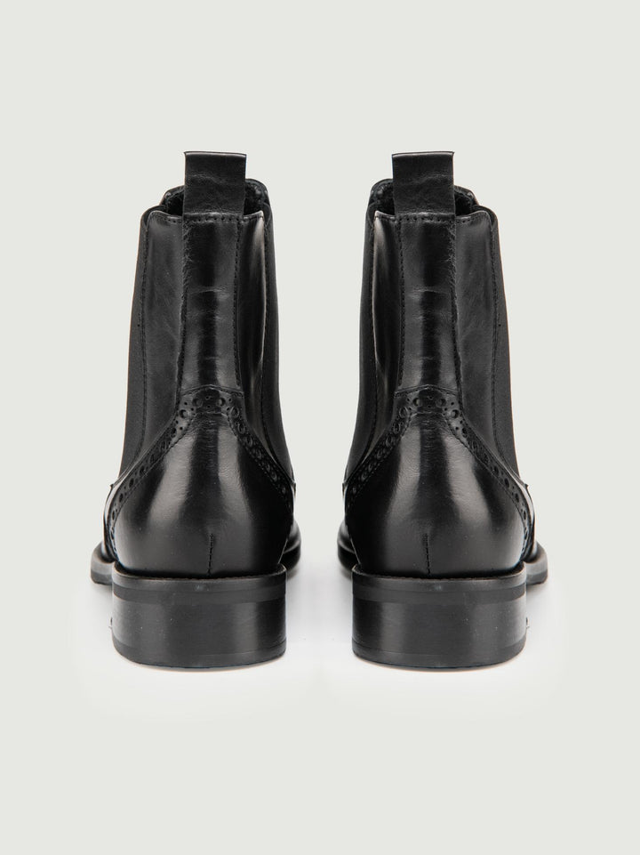 STIVALETTO BEATLES IN PELLE NERA