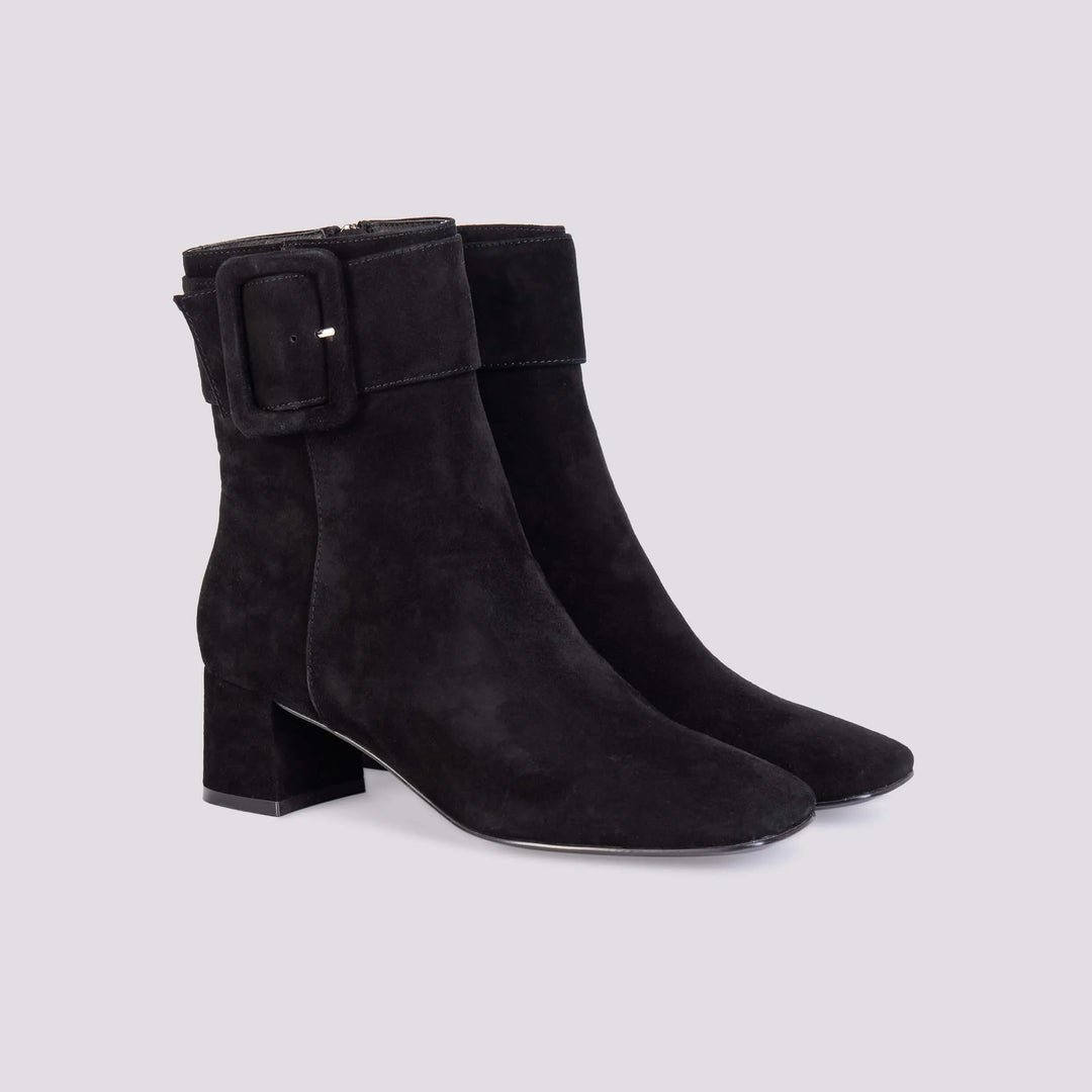 STIVALETTO IN CAMOSCIO CON FIBBIA