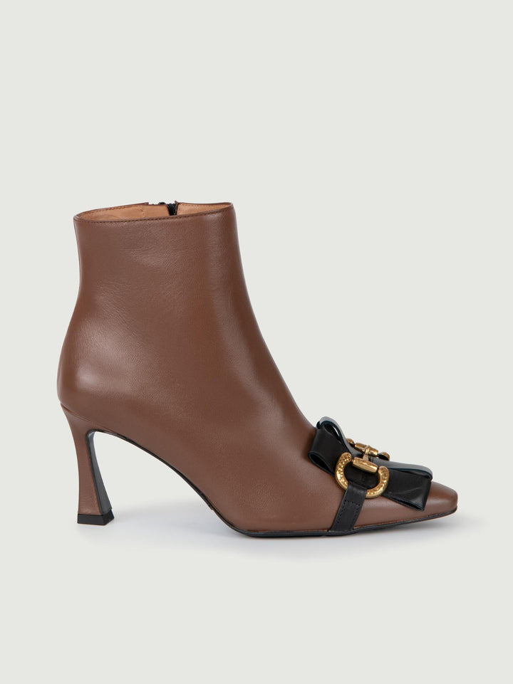 STIVALETTO IN PELLE MARRONE CON MORSETTO