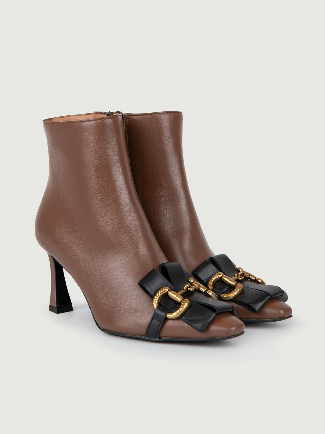 STIVALETTO IN PELLE MARRONE CON MORSETTO