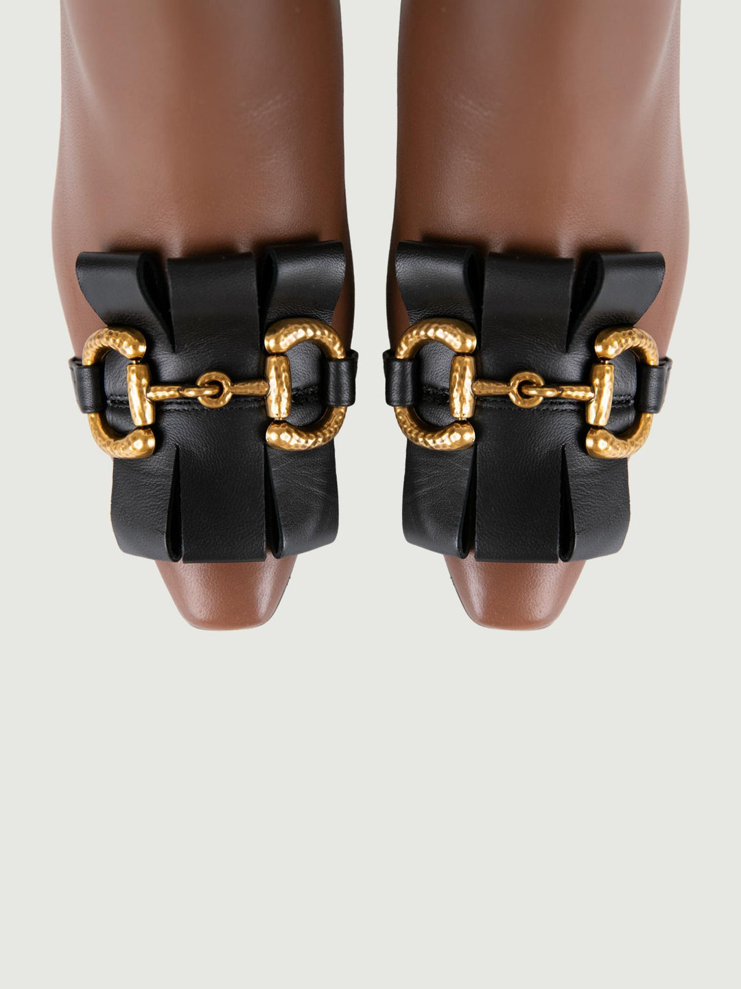 STIVALETTO IN PELLE MARRONE CON MORSETTO