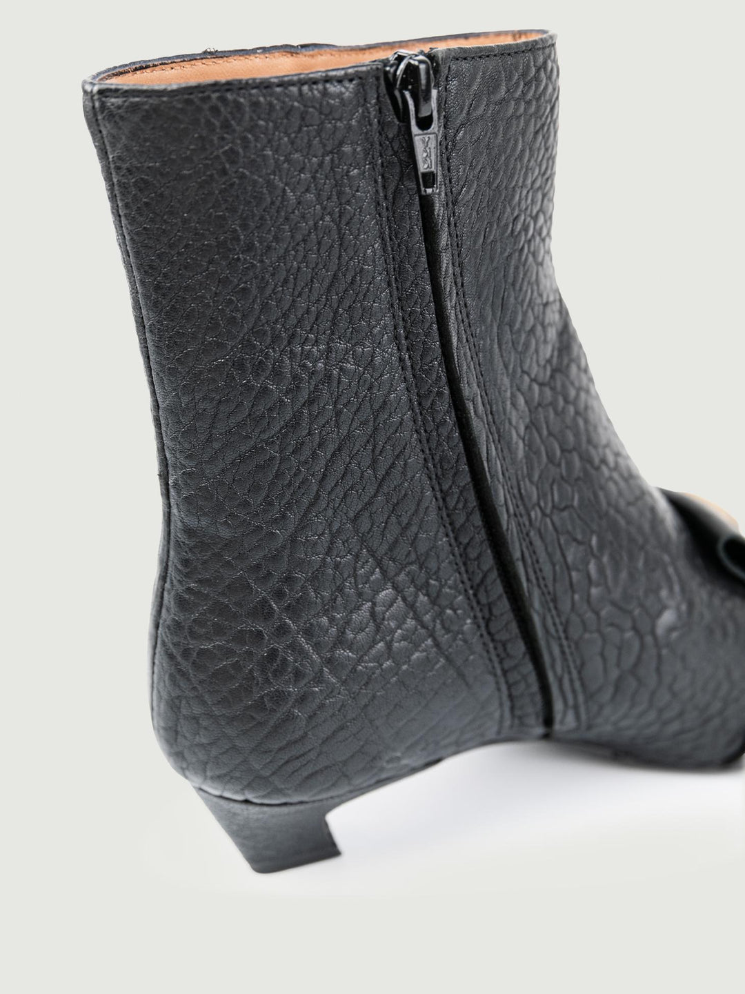 STIVALETTO IN PELLE MARTELLATA CON FRANGE NERO