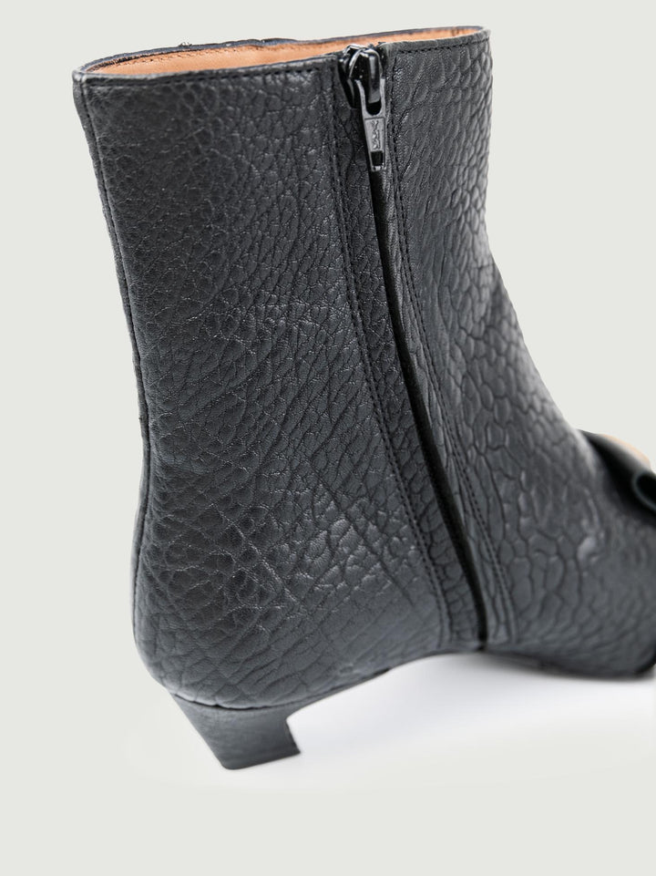 STIVALETTO IN PELLE MARTELLATA CON FRANGE NERO