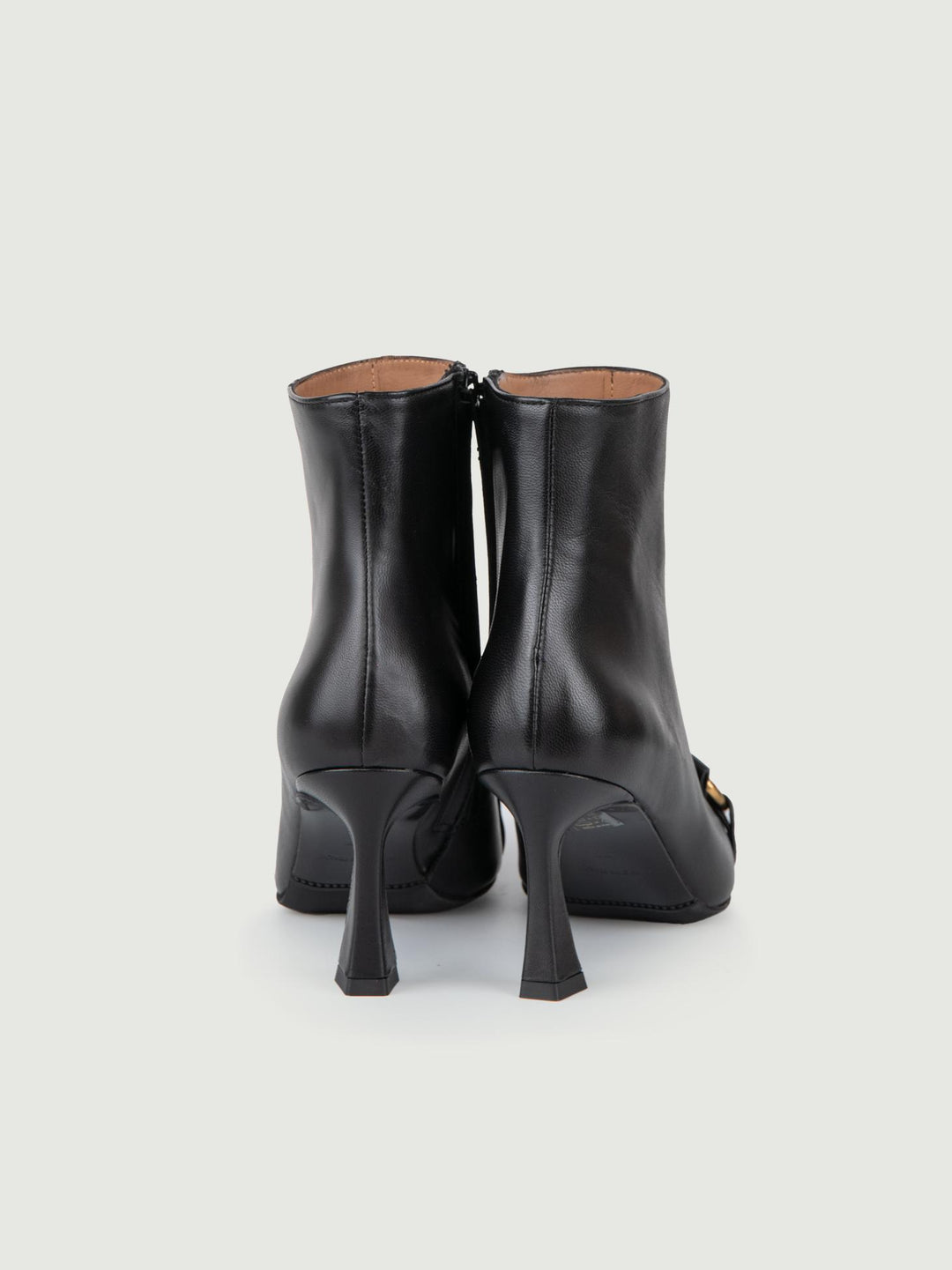 STIVALETTO IN PELLE NERA CON MORSETTO.