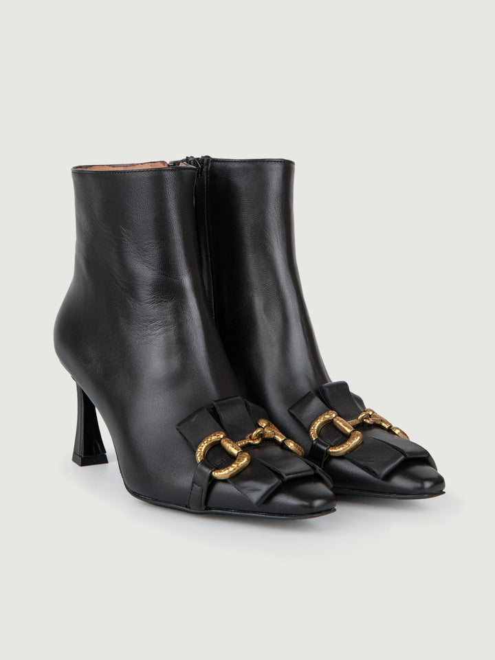 STIVALETTO IN PELLE NERA CON MORSETTO.