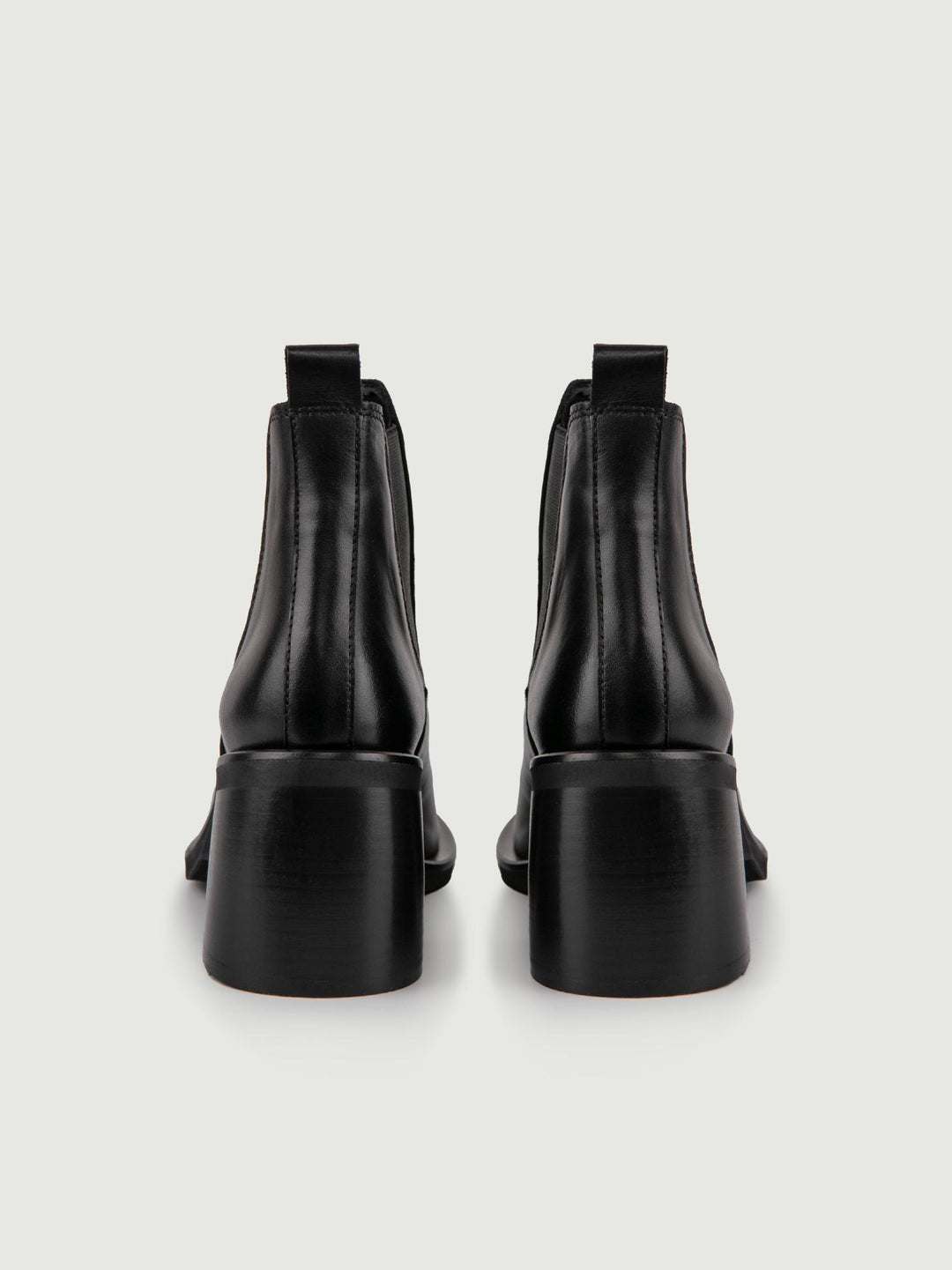 STIVALETTO IN PELLE NERA CON PUNTA ARROTONDATA