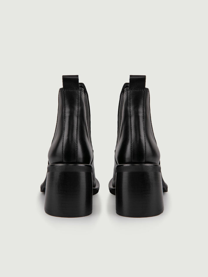 STIVALETTO IN PELLE NERA CON PUNTA ARROTONDATA