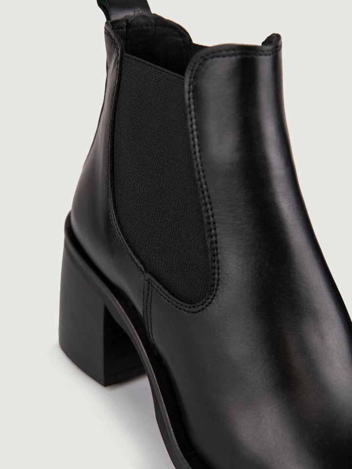 STIVALETTO IN PELLE NERA CON PUNTA ARROTONDATA