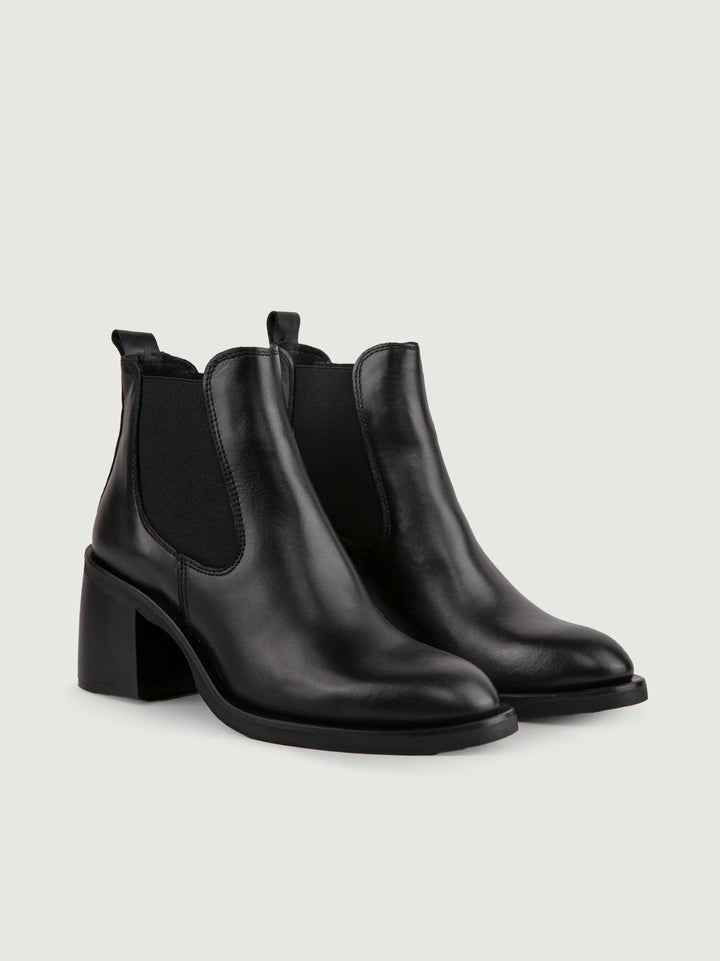 STIVALETTO IN PELLE NERA CON PUNTA ARROTONDATA