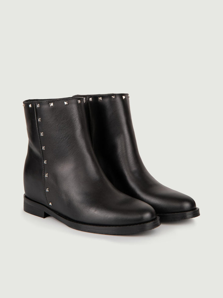 STIVALETTO IN PELLE NERA CON ZEPPA INTERNA