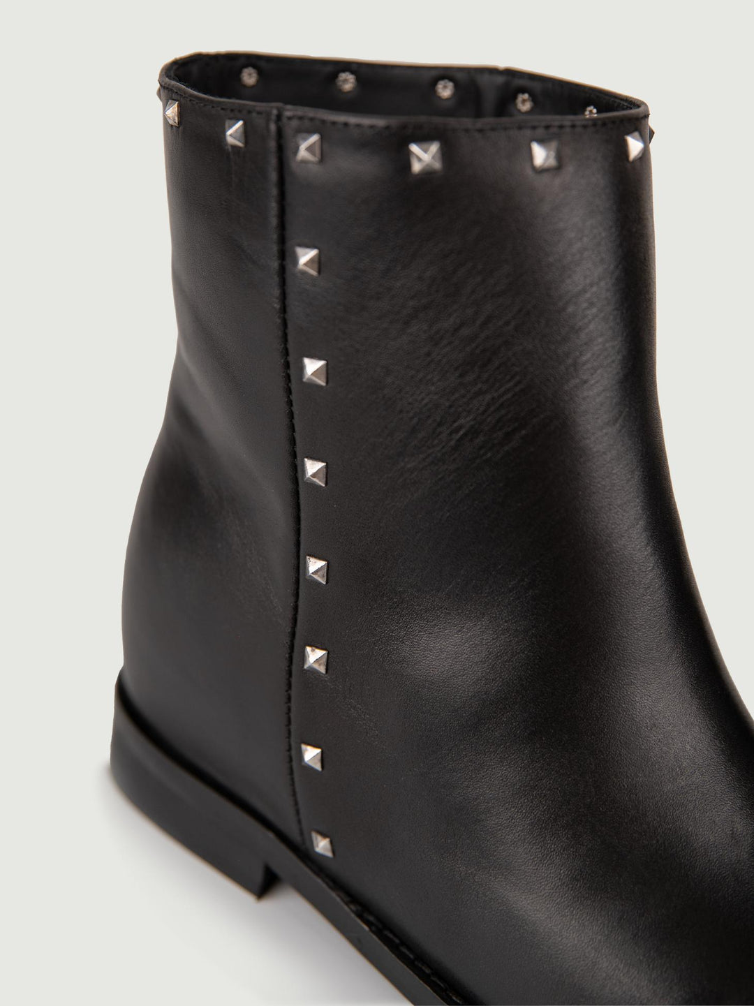 STIVALETTO IN PELLE NERA CON ZEPPA INTERNA