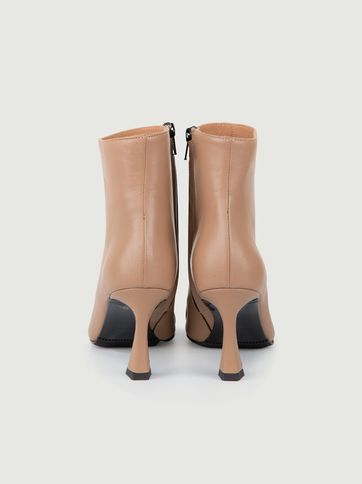 STIVALETTO IN PELLE SABBIA CON MORSETTO.