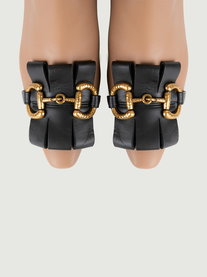 STIVALETTO IN PELLE SABBIA CON MORSETTO.