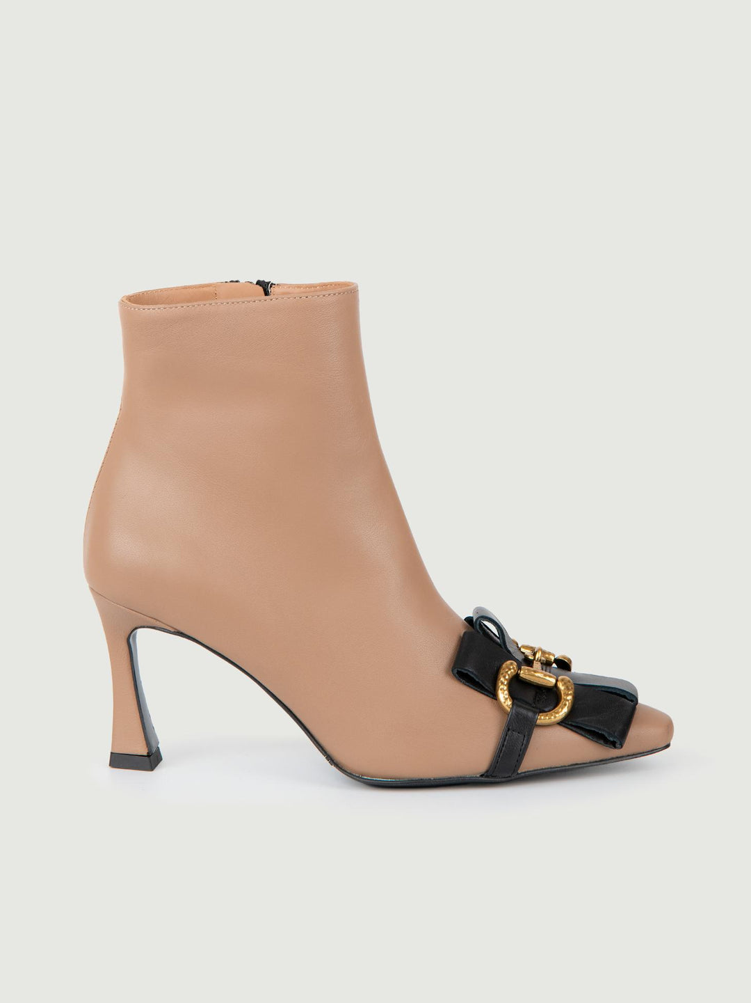 STIVALETTO IN PELLE SABBIA CON MORSETTO.