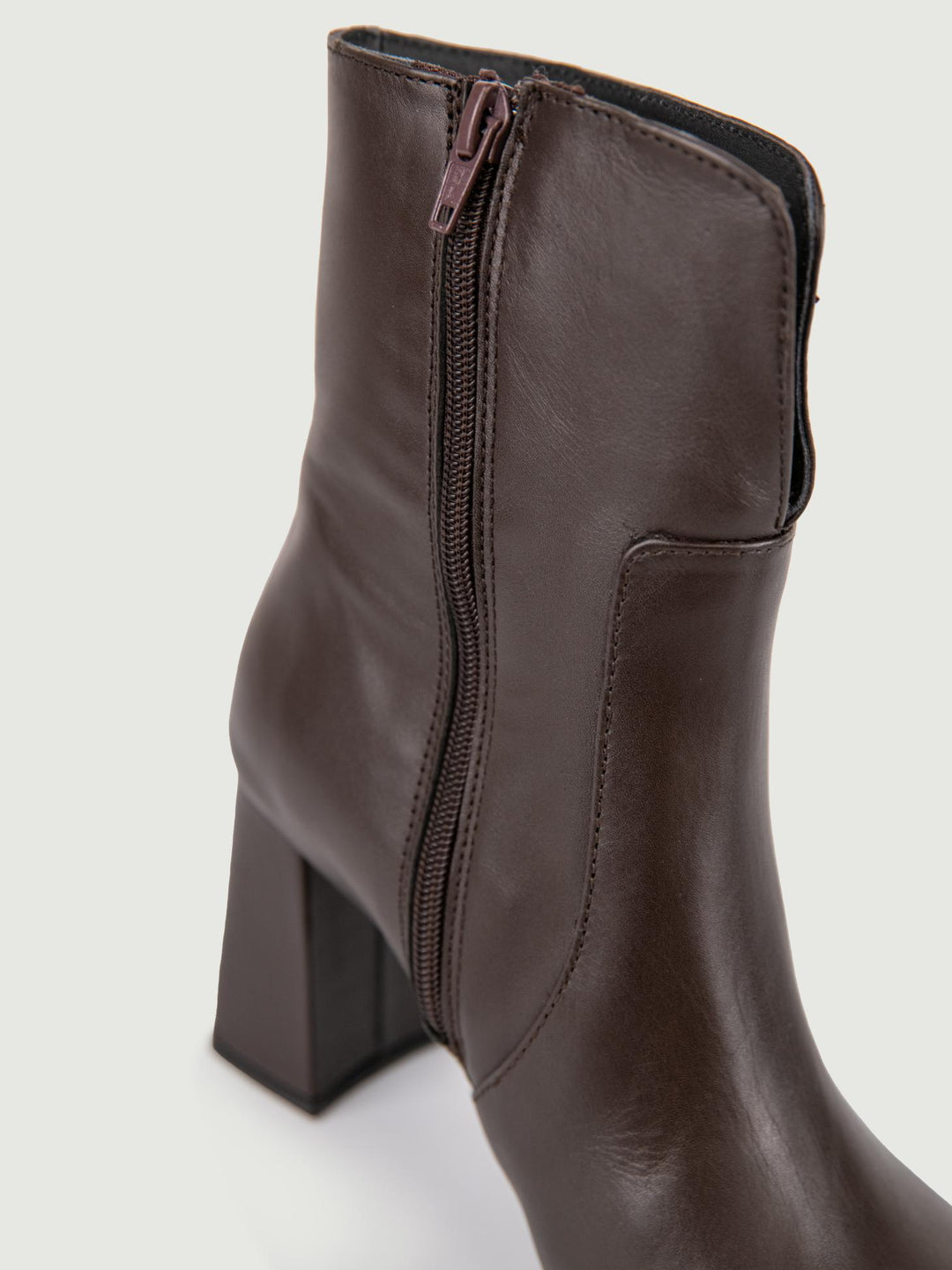 STIVALETTO IN PELLE TESTA MORO CON SCOLLO FRONTALE