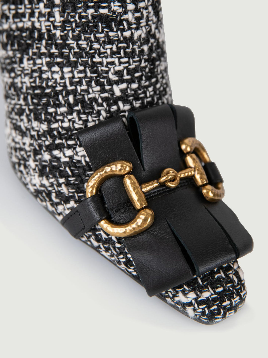 STIVALETTO IN TWEED NERO CON MORSETTO