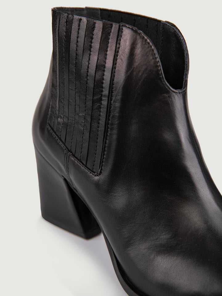 STIVALETTO TEXANO IN PELLE NERA CON SCOLLO
