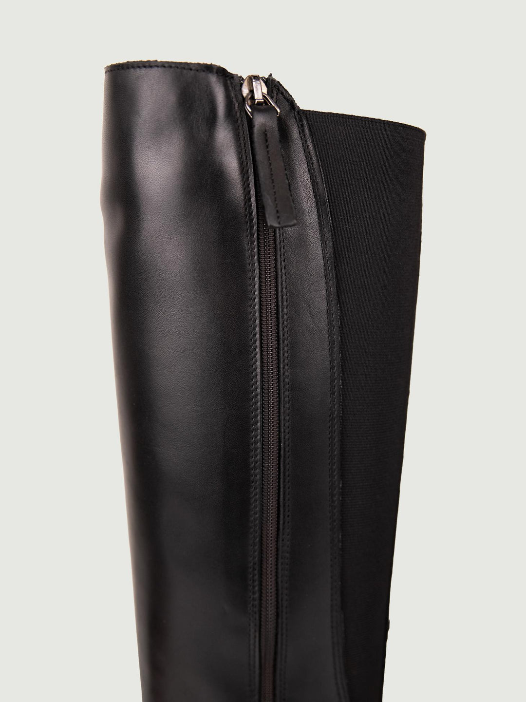 STIVALE ALTO IN PELLE NERA CON ELASTICO