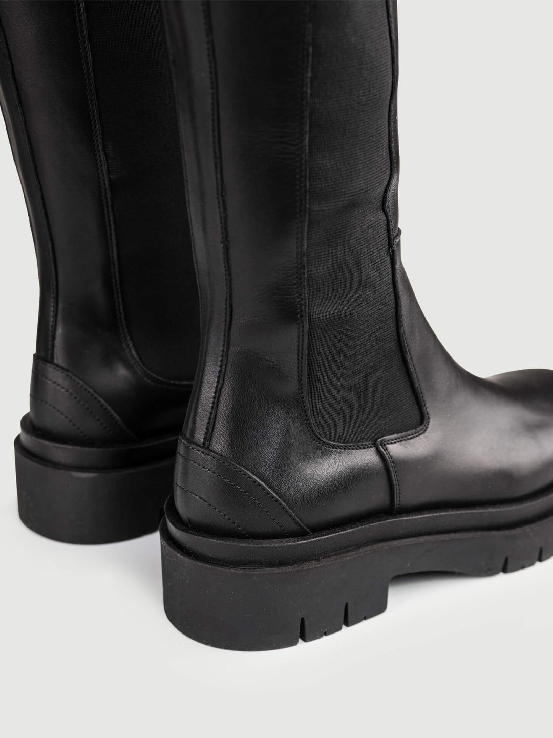 STIVALE CON INSERTI ELASTICI LATERALI