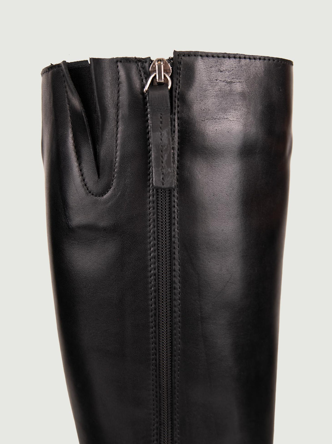 STIVALE IN PELLE NERA CON ZIP ASIMMETRICA