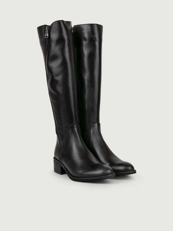 STIVALE IN PELLE NERA CON ZIP ASIMMETRICA