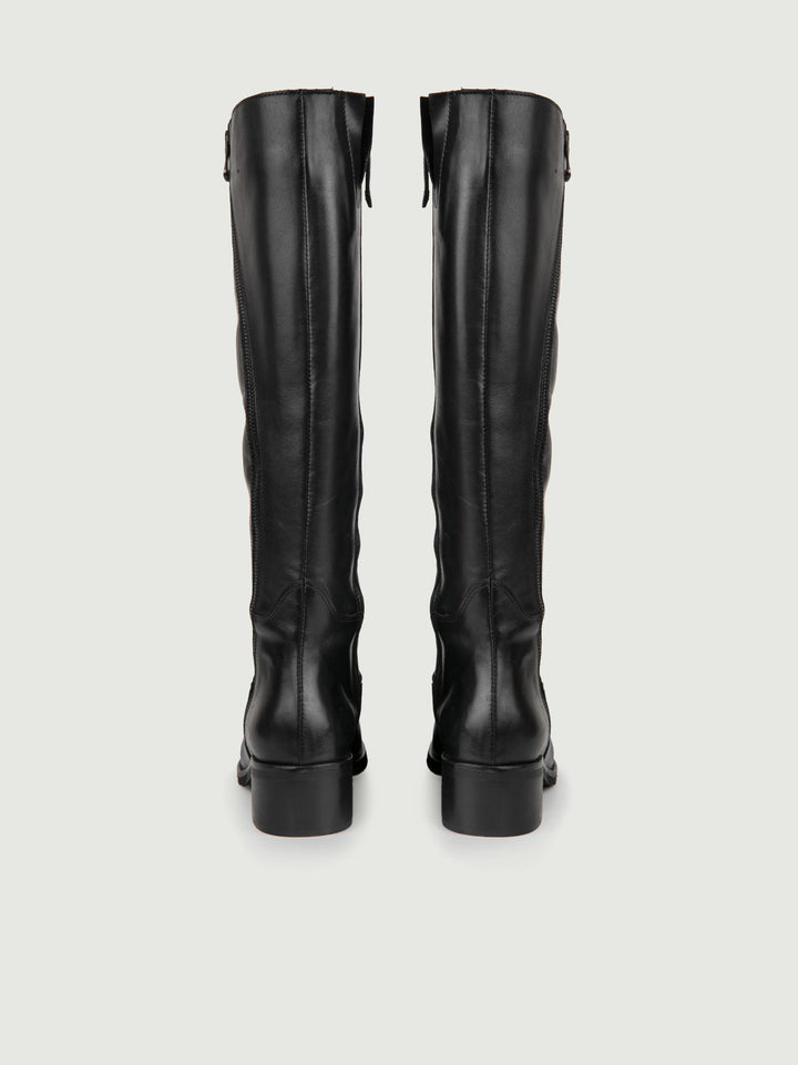 STIVALE IN PELLE NERA CON ZIP ASIMMETRICA