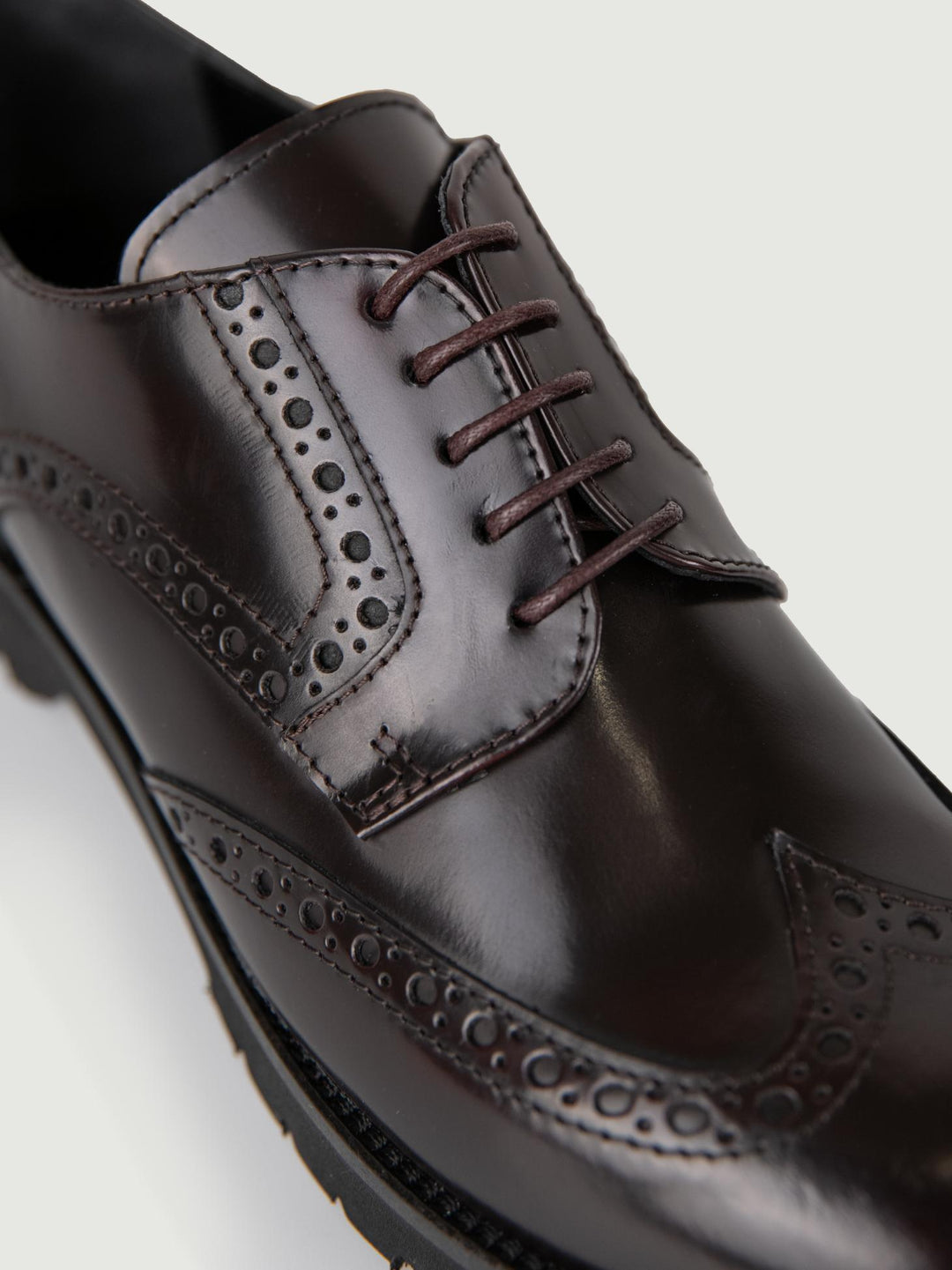 STRINGATA IN PELLE BORDEAUX CODA DI RONDINE
