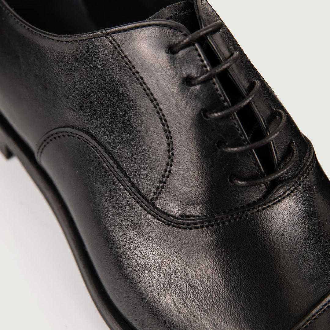 STRINGATA IN PELLE NERA