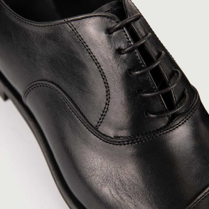 STRINGATA IN PELLE NERA